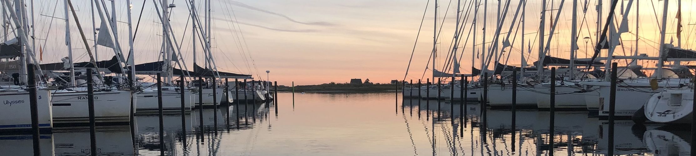 In einem stillen Hafen liegende Segelboote bei Sonnenaufgang